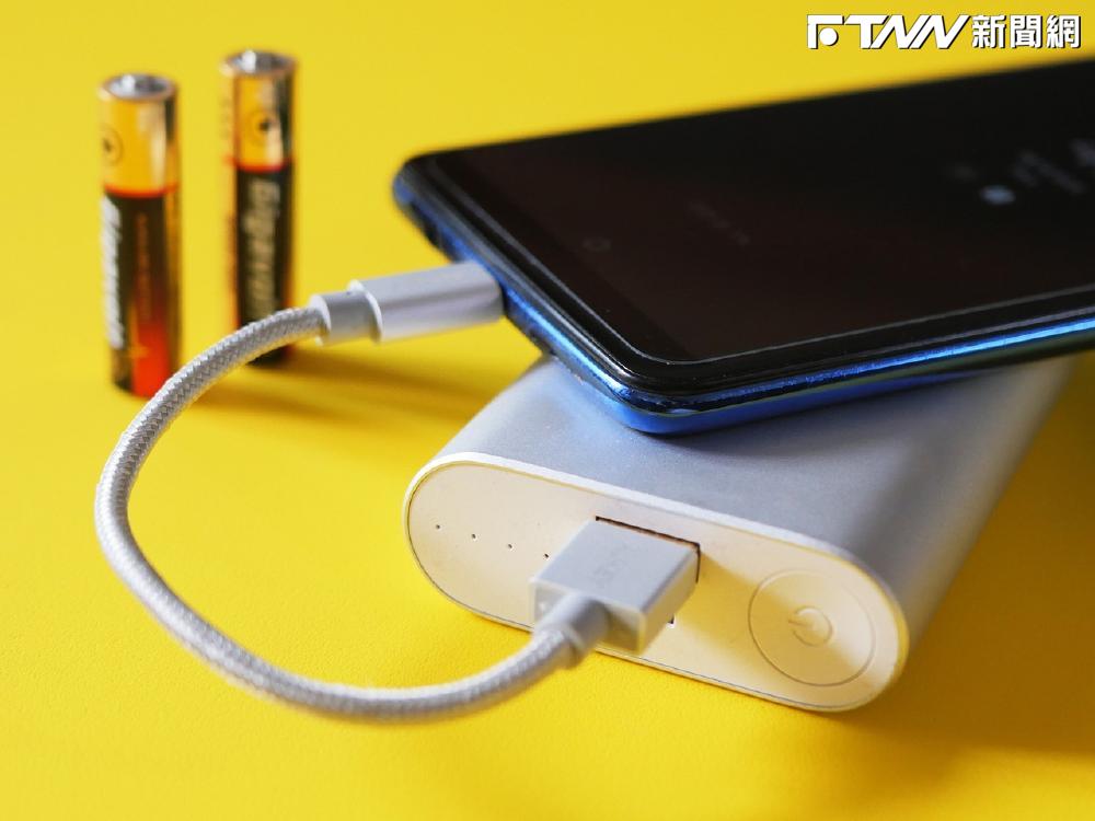 忘帶充電線怎麼辦？他在高鐵一句話秒升商務艙　網笑：能用錢解決的都不是大問題