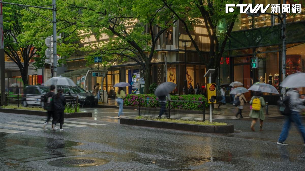 出門記得帶傘！全台「水氣明顯增加」降雨機率升高　週末3天雨勢最不穩