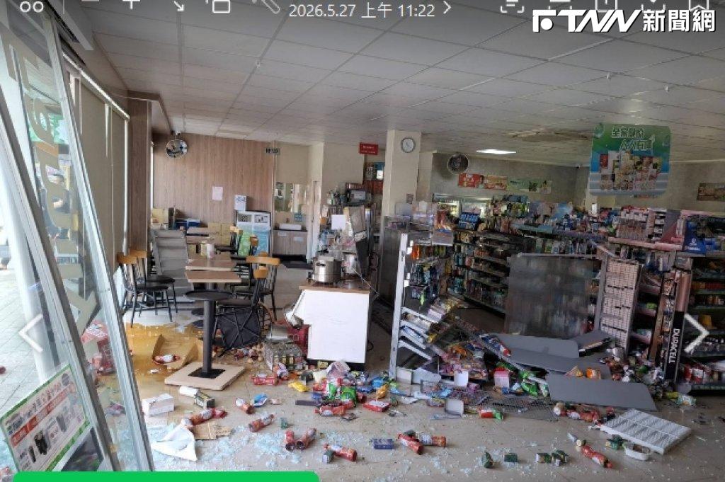 77歲婦開車失控衝超商！玻璃門、貨架全撞毀　店內顧客嚇壞了