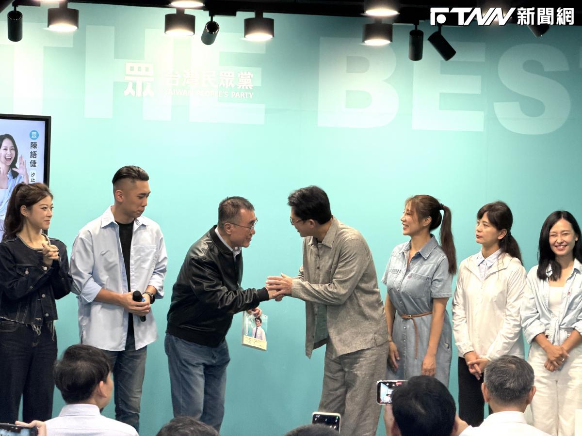 白新北競總成立！白小雞送李四川皮衣盼像黃仁勳成新北CEO　黃國昌送川伯新書