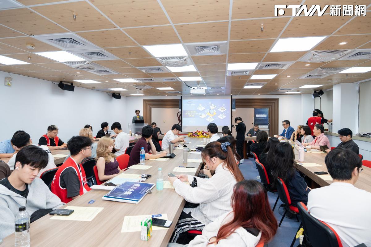 世新大學資傳系串聯產學　研討會直攻AI人才戰