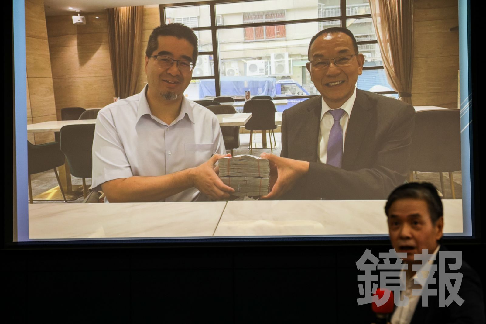 金溥聰曬一疊鈔票收錢照！蕭旭岑稱「物理上碰錢」　李正皓：當大家白癡？