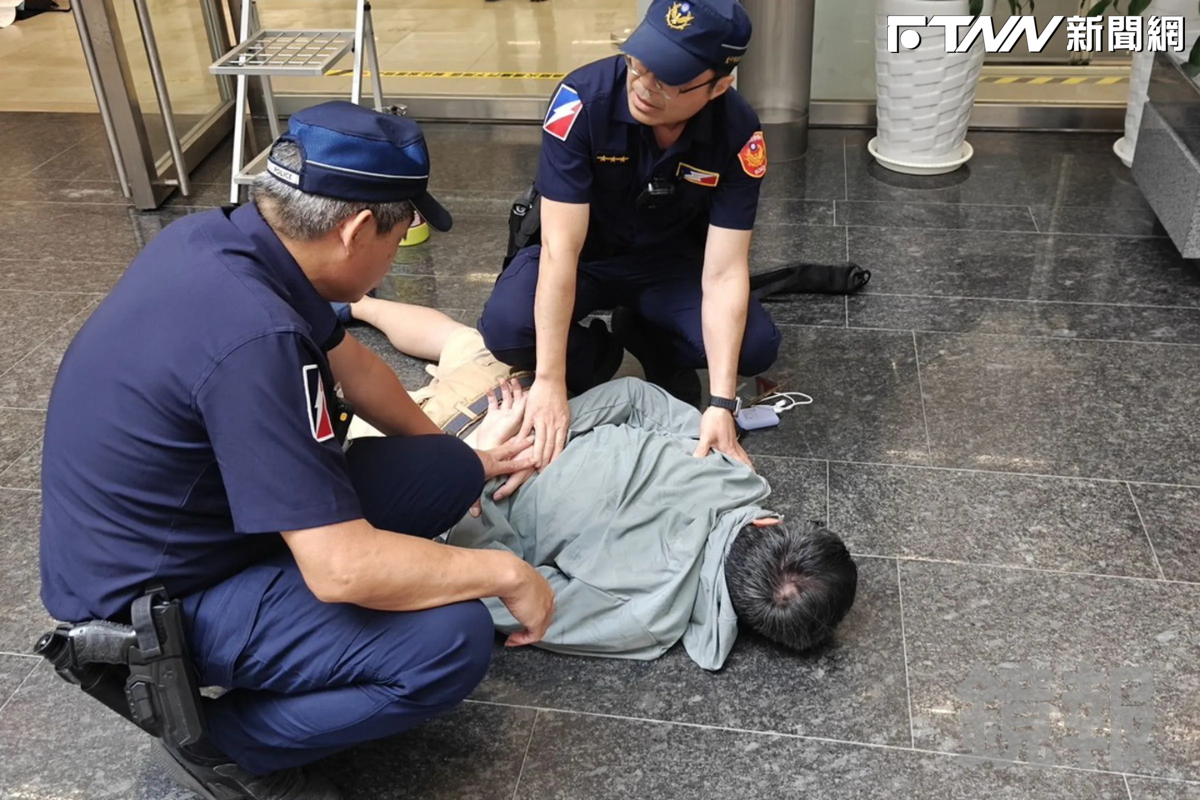 高喊「我要見市長」！男子持球棒闖台中市府服務中心狂砸　遭壓制在地