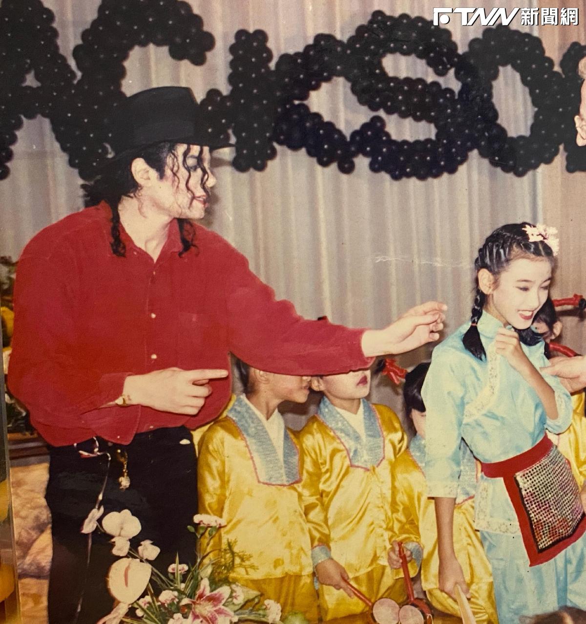 30年前被麥可傑克森摸臉！「如今是台灣大咖女星」　她慘被鐵粉親姊呼巴掌