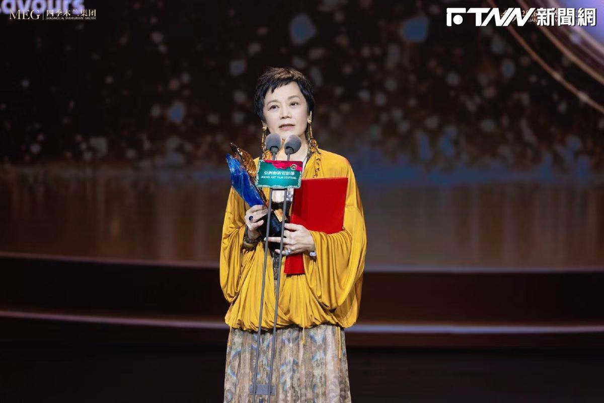 張艾嘉獲頒「亞洲年度最佳演員」！演戲53年心聲曝光：做喜歡的事還能養活自己太幸運