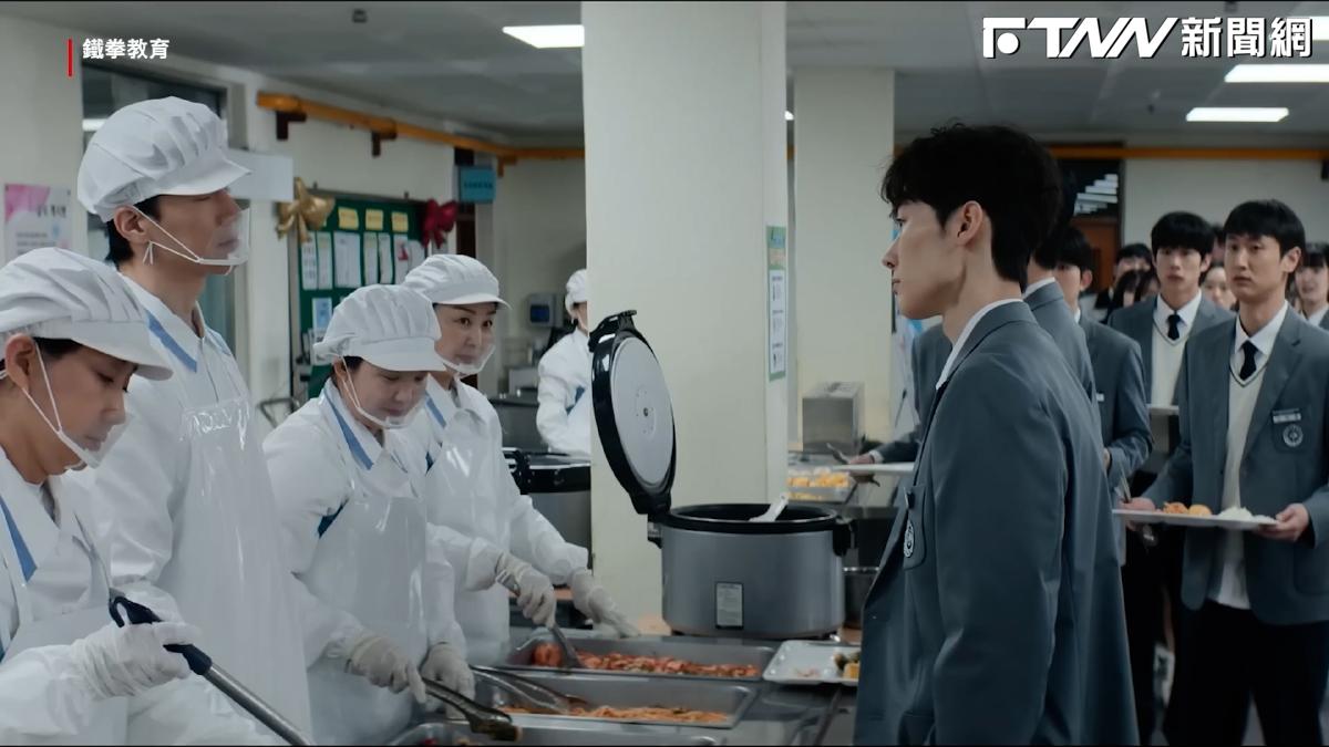 影／校園惡霸囂張插隊還摔餐盤　金武烈暴力制裁他下場超慘