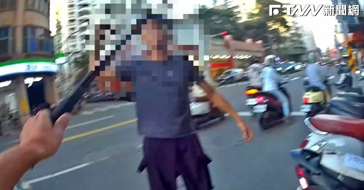 高雄楠梓傳襲警！30歲男爆走揮鈍器砸人　遭壓制逮捕送辦